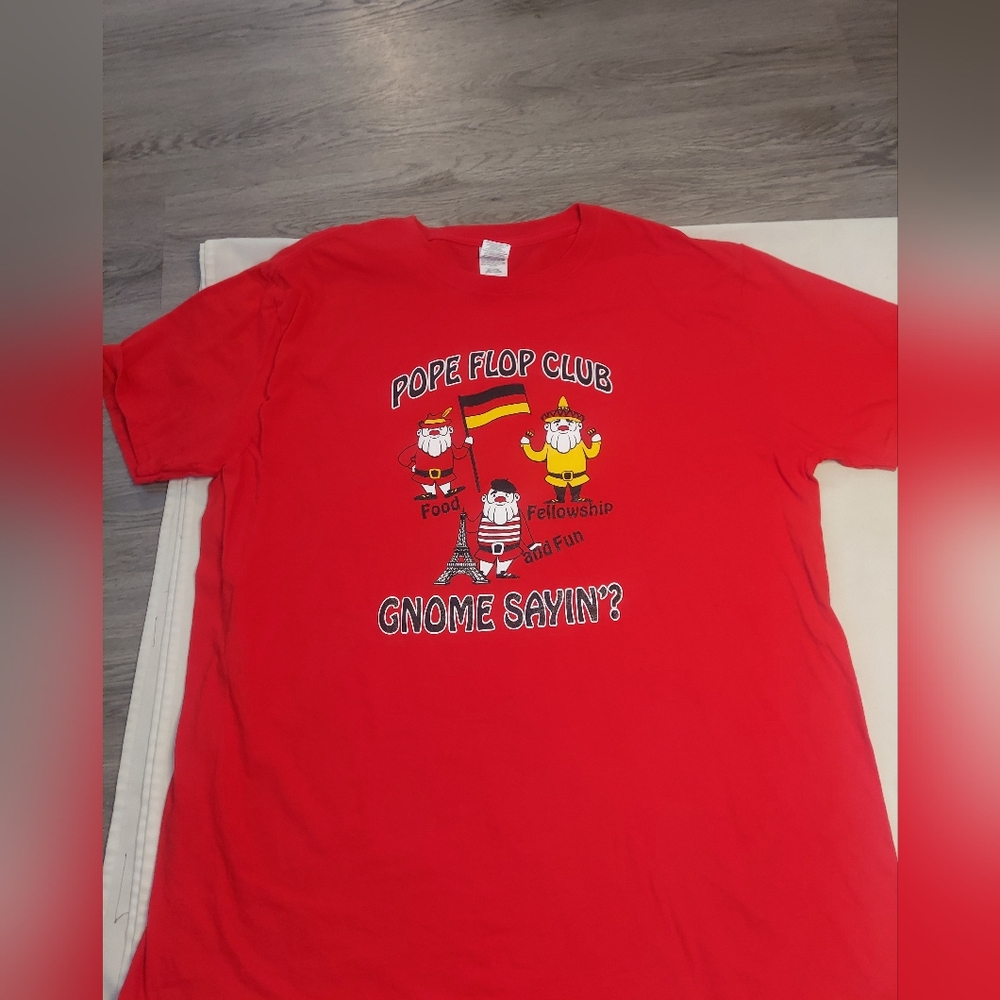 Men's T-shirt from the brand Gildan, featuring a "Pope Flop Club.Size XL